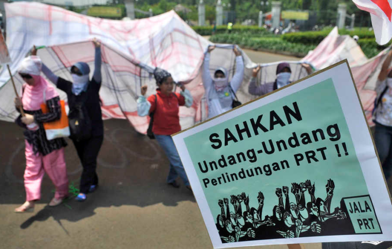 RUU PPRT Disiapkan untuk Melindungi dan Menjamin Hak Pekerja Rumah Tangga sejumlah aktivis dari jaringan nasional advokasi pekerja rumah tangga (jala prt) melakukan aksi memperingati hari pekerja rumah tangga indonesia di depan istana merdeka