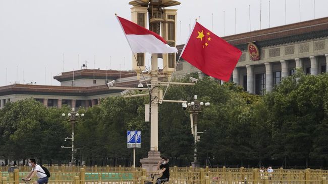Perpaduan Tak Terduga: China Runtuh, RI Terdampak Tak Terelakkan Bendera Nasional Indonesia dan China