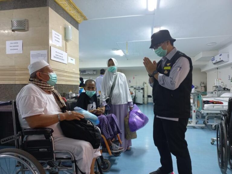 Tim Medis Darurat Kemenkes Beraksi: Atasi Kematian Jamaah Haji Ilustrasi Jamaah Haji Mendapatkan Pelayanan Kesehatan