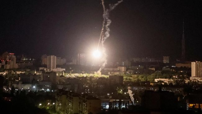 Serangan Rusia di Kyiv Mencapai Tingkat Eskalasi Mengerikan ledakan rudal terlihat di langit di atas kota selama serangan rudal rusia di tengah serangan rusia di ukraina di kyiv ukraina