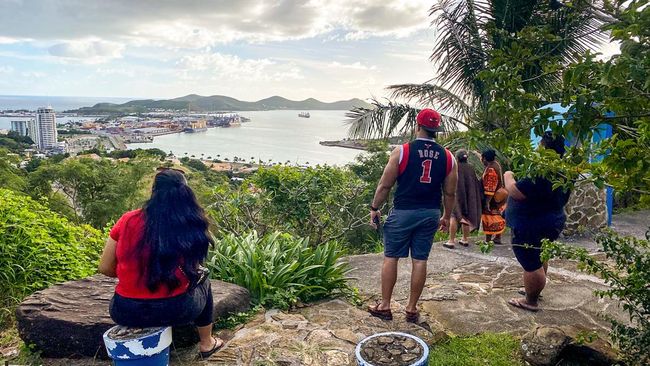 Gempa 7,1 SR Guncang Samudera Pasifik Timur, Kaledonia Baru orang orang melihat ke arah pinggir laut dari vierge du pacifique di noumea pada 19 mei 2023