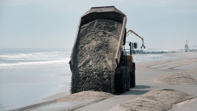Potensi Perselisihan Hukum, Tumpang Tindih Aturan Pengelolaan Sedimentasi Laut ilustrasi pasir laut