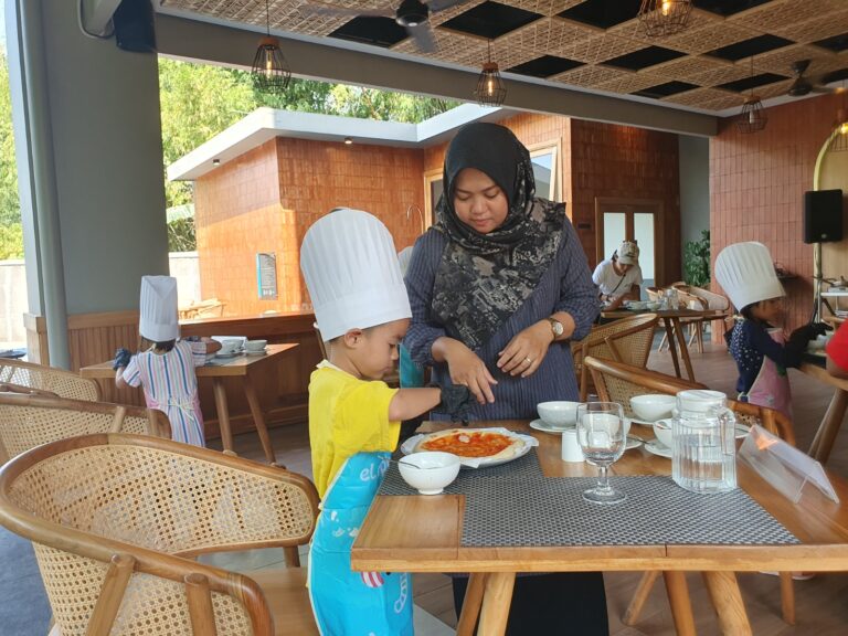 Liburan Sekolah Berkesan Membuat Pizza di ASTON Mojokerto
