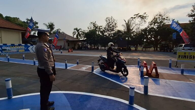 Lintasan Ujian Praktik SIM Roda 2 di Mojokerto Berubah Jadi Bentuk S, Pemohon Merasa Terbantu
