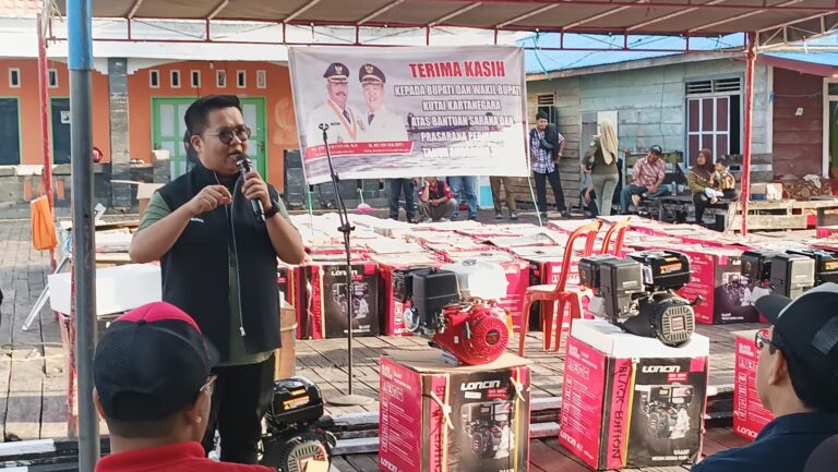Bantuan Mesin Kapal Membawa Harapan Baru bagi Nelayan Kukar Wakil Bupati Kutai Kartanegara Rendi Solihin