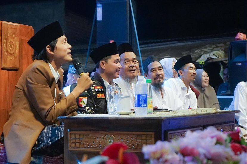 Pilih Santri, Gus Iqdam: Jangan Pilih Pemimpin Mletre, Pasti Menindas Rakyat Gus Iqdam saat memberikan tausiah di Mojokerto