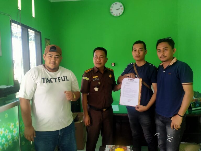 KMPD Sultra Laporkan PT. Rifki Raisha Anursyah ke Kejati Sultra KMPD Sultra Laporkan PT. Rifki Raisha Anursyah ke Kejati Sultra