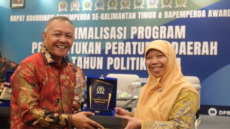 Fitri Maisyaroh Raih Penghargaan dari Bapemperda DPRD Kaltim 2023 Fitri Maisyaroh, Anggota DPRD Kaltim saat menerima penghargaan di Hotel Sheraton Surabaya, Selasa (5/9/2023)