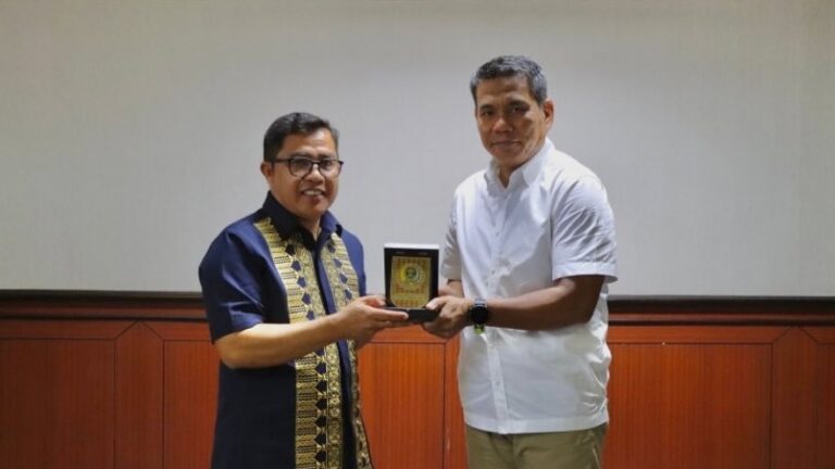 Bapemperda DPRD Kaltim Sambut Kunjungan Pansus Ranperda PUG Kutim Rusman Ya'qub, Ketua Bapemperda DPRD Kaltim (Baju Putih) saat menerima kunjungan Pansus PUG DPRD Kutim (foto:dok DPRD Kaltim for Javasia)