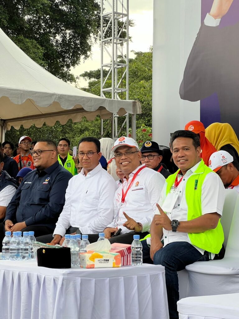 Ali Hamdi Dukung Paslon 1 Suarakan Rakyat Turunkan Harga Sembako! Ali Hamdi dan rekan Berfoto bersama dengan Pak Anies Baswedan Capres No 1 di Samarinda