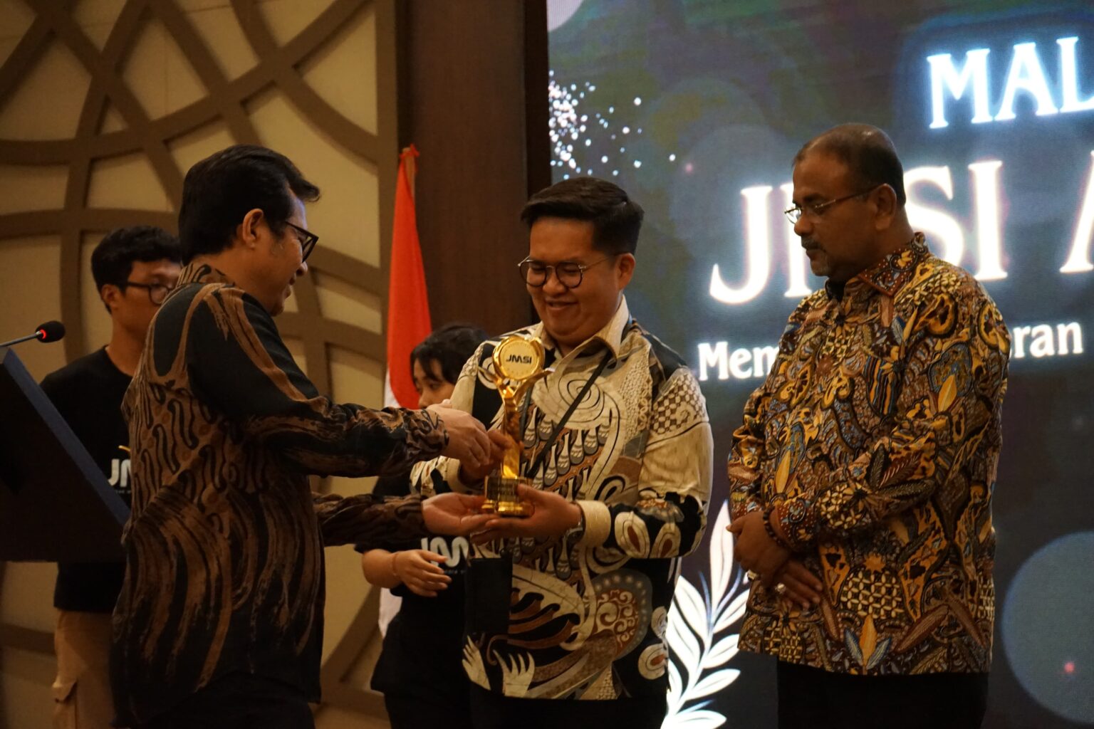 Rendi Solihin Raih Penghargaan JMSI Motivasi Sinergi UMKM Kukar Rendi Solihin JMSI