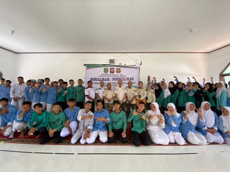 Penyuluhan dari Satpol PP di SMAN 1 Teluk Pandan