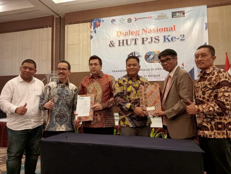 Semangat Ciptakan Wartawan Profesional di HUT ke-2 PJS Potrait Penerimaan PJS Award