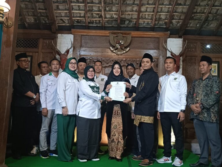 Pasangan Idola Siap Menangkan Pilkada Mojokerto 2024 Pasangan Idola Deklarasi untuk pemenangan Pilkada 2024 di Trowulan Mojokerto, Rabu (5/6/2024)