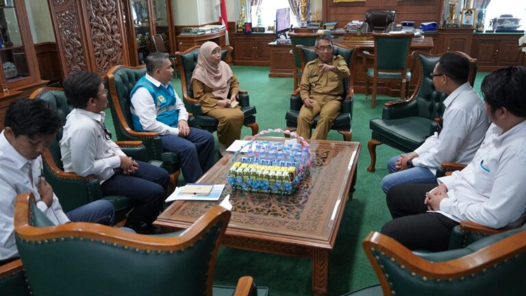 Kutim Makin Terang, Upaya Ardiansyah Sulaiman Memeratakan Listrik Bupati Kutim H Ardiansyah Sulaiman saat memimpin pertemuan dengan PT PLN membicarakan sinergi program listrik di desa-desa di Kutim, di ruang kerjanya beberapa waktu lalu.