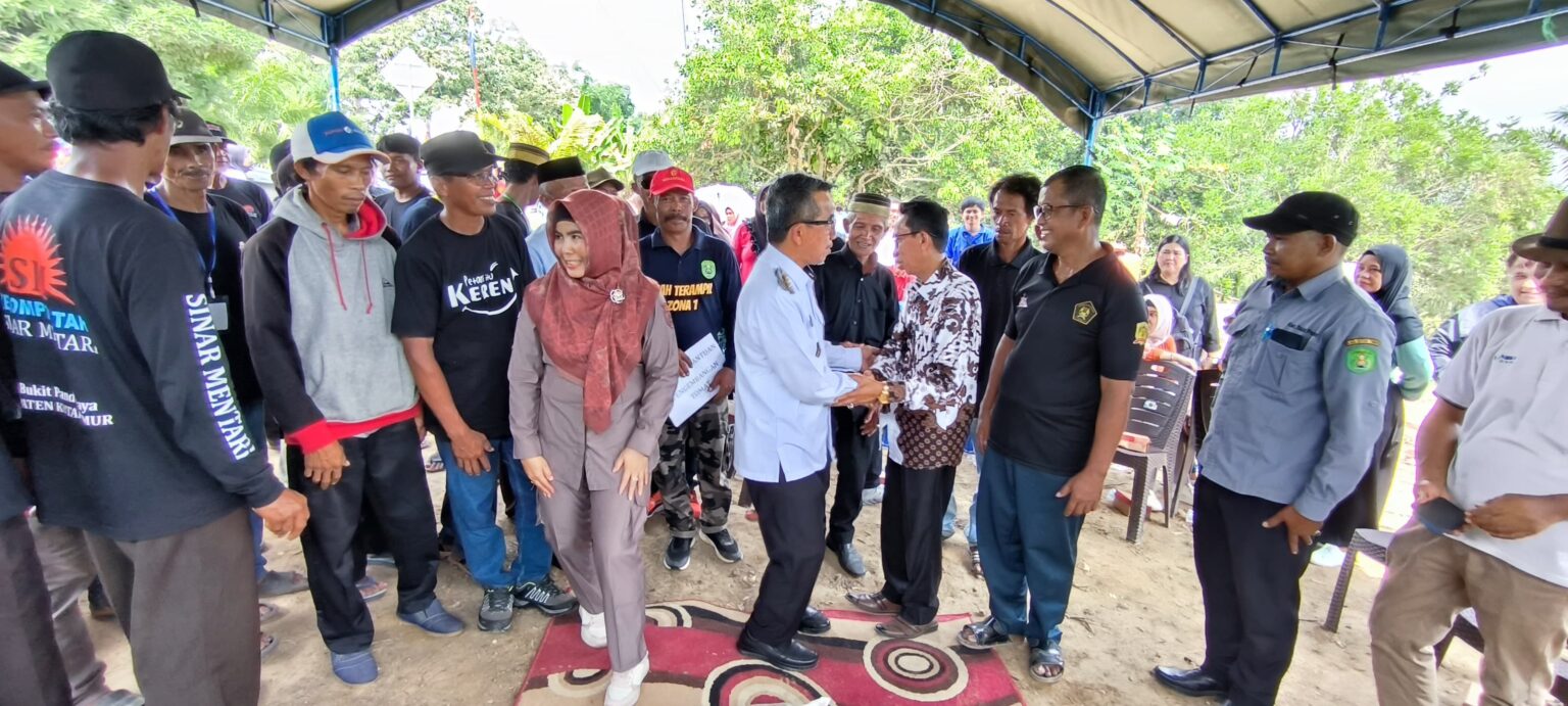 Gratis Buku dan Seragam