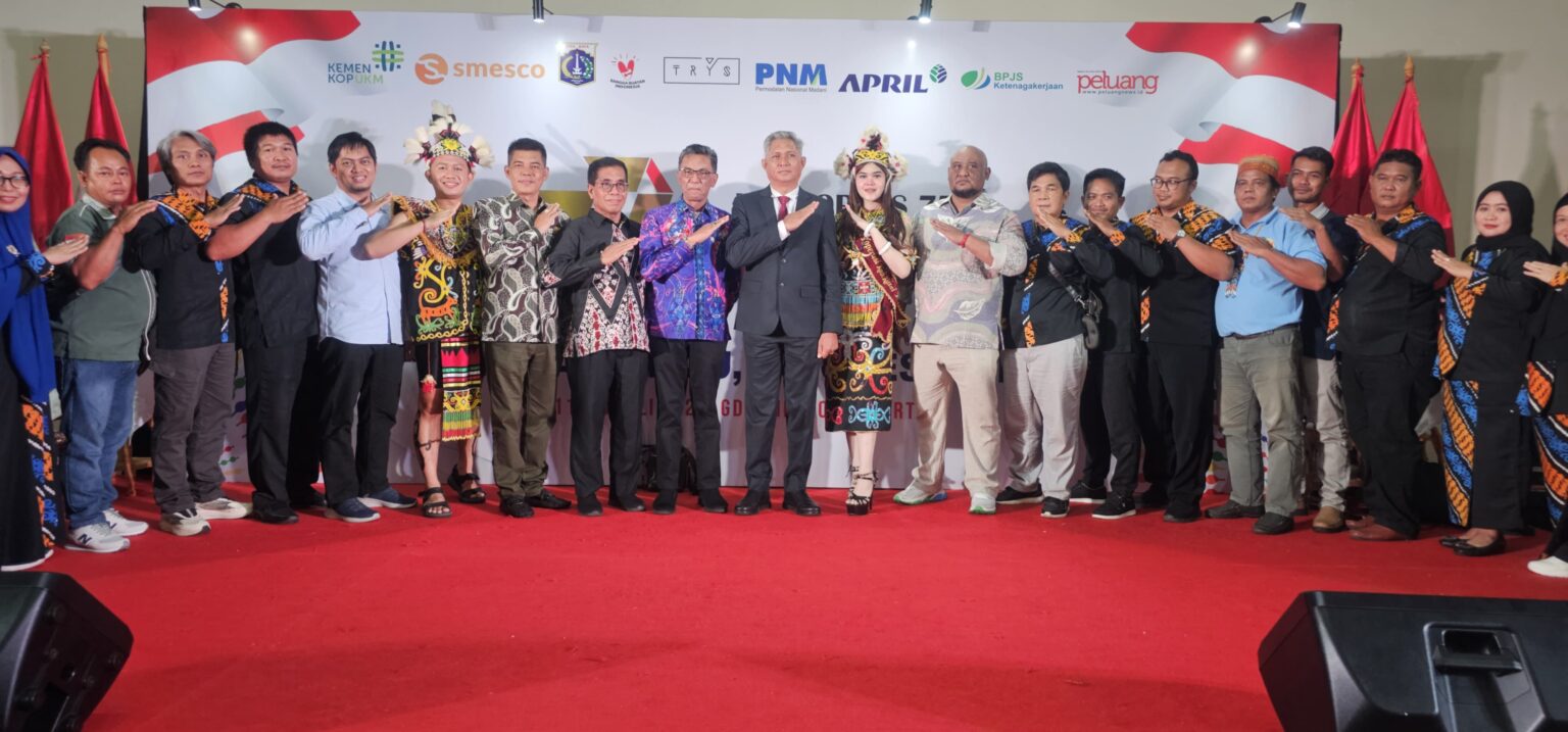 Kutim Raih Penghargaan Bergengsi atas Pembinaan Wirausaha dan Pengembangan Koperasi di Harkopnas ke-772 222222222Seskab Kutim Rizali Hadi saat menerima penghargaan yang ditujukan untuk Bupati Kutim di puncak peringatan Harkopnas di Jakarta. (Foto Bahtiar Pro Kutim)