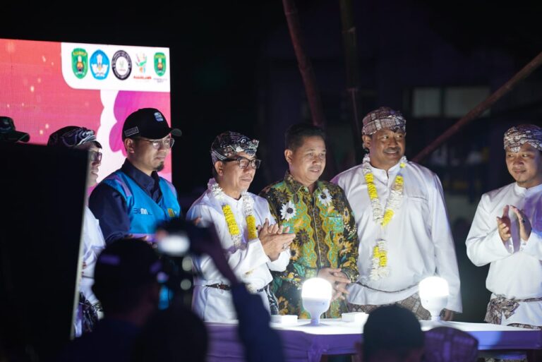 Ardiansyah Sulaiman, Bupati Kutim meresmikan layanan listrik 24 jam PLN di Desa Sekerat, Selasa (16/7/2024) malam (Humas)