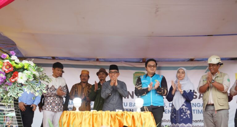 Bupati Resmikan Listrik 24 Jam di Desa Pengadan Kutim resmikan listrik 24 jam di desa pengadan