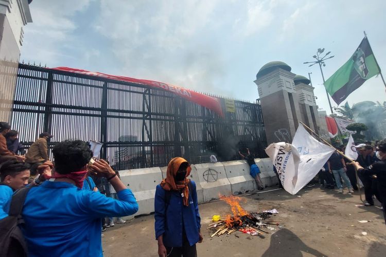Ribuan Orang Demo Tolak Revisi UU Pilkada di DPR Demo Tolak Revisi UU Pilkada