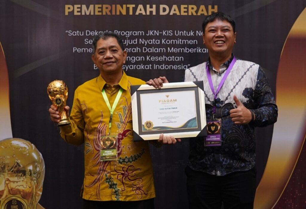 Kutim Raih Penghargaan UHC Dari Wapres RI Kutim menerima Penghargaan UHC