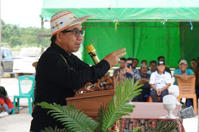 Bupati Kutim Resmikan Kantor Desa Rantau Panjang dan Fasilitas Listrik 24 Jam Momen kunker Bupati Kutim Ardiansyah Sulaiman ke Desa Rantau Panjang. Foto: Irfan/Pro Kutim