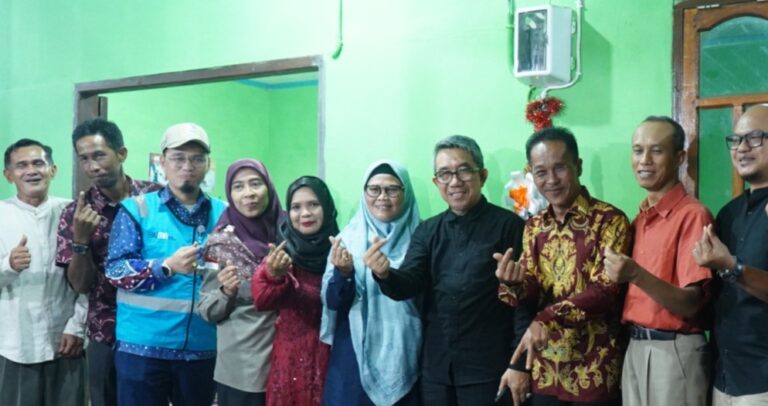 Penyalaan listrik 24 jam di salah satu rumah warga di Desa Sempayau. Foto: Irfan/Pro Kutim