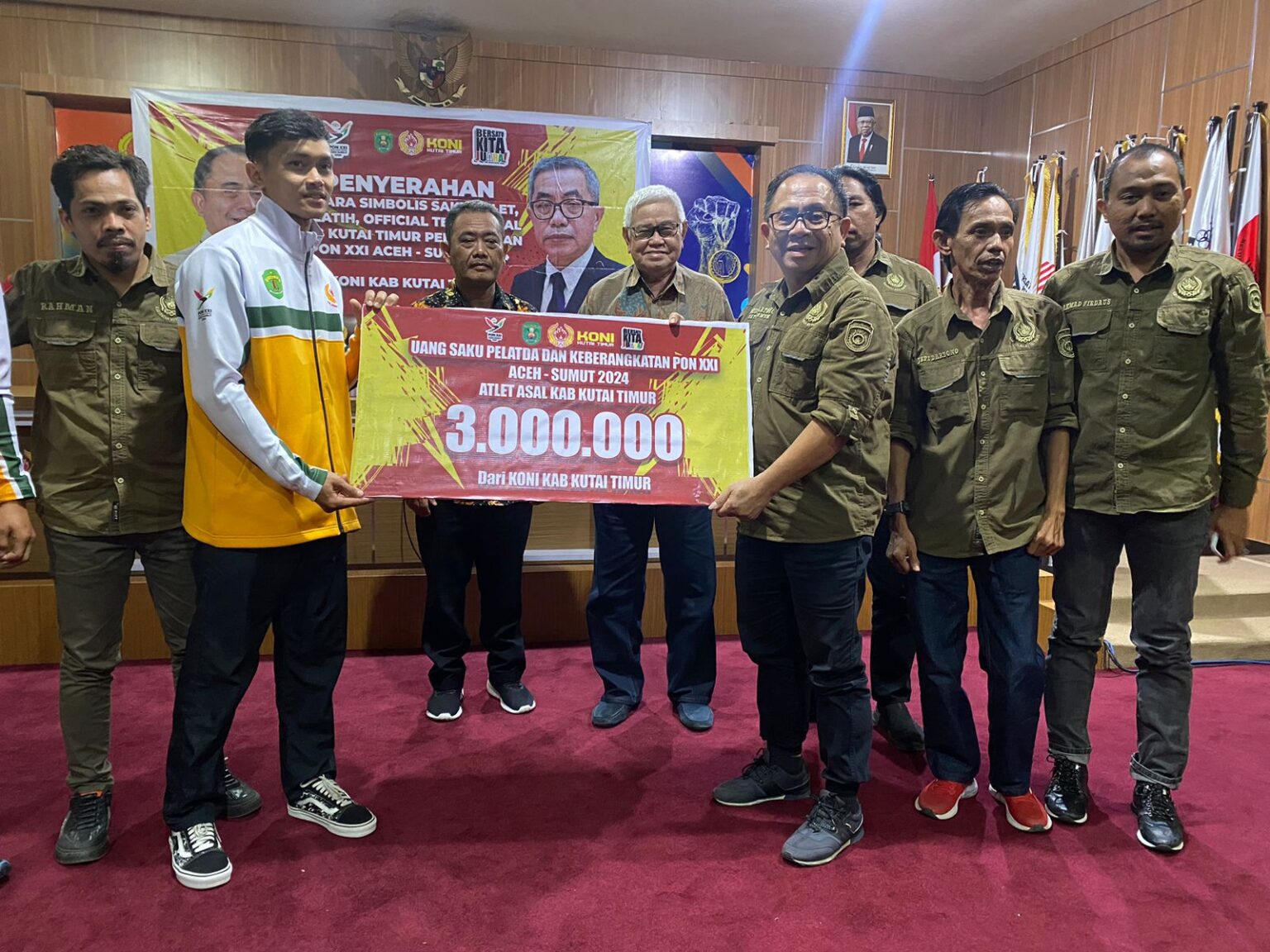 KONI Kutim Berikan Dukungan Penuh pada PON XXI Aceh-Sumut Ketua Umum KONI Kutim menyerahkan secara simbolis uang saku kepada salah satu perwakilan atlet Kutim dari cabor panjat tebing Jamal Al-Hadad. Foto: ist