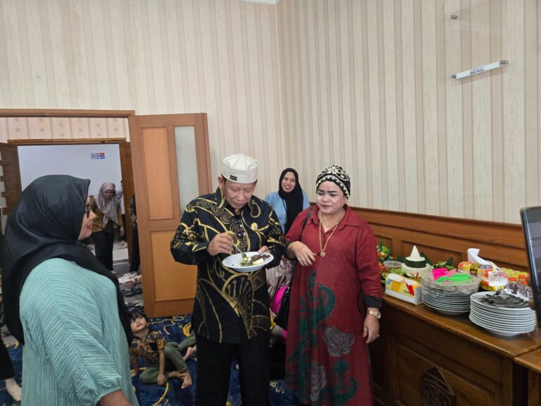 Masdari Kidang, Anggota DPRD Kutim saat Syukuran Ruang Kerja Baru
