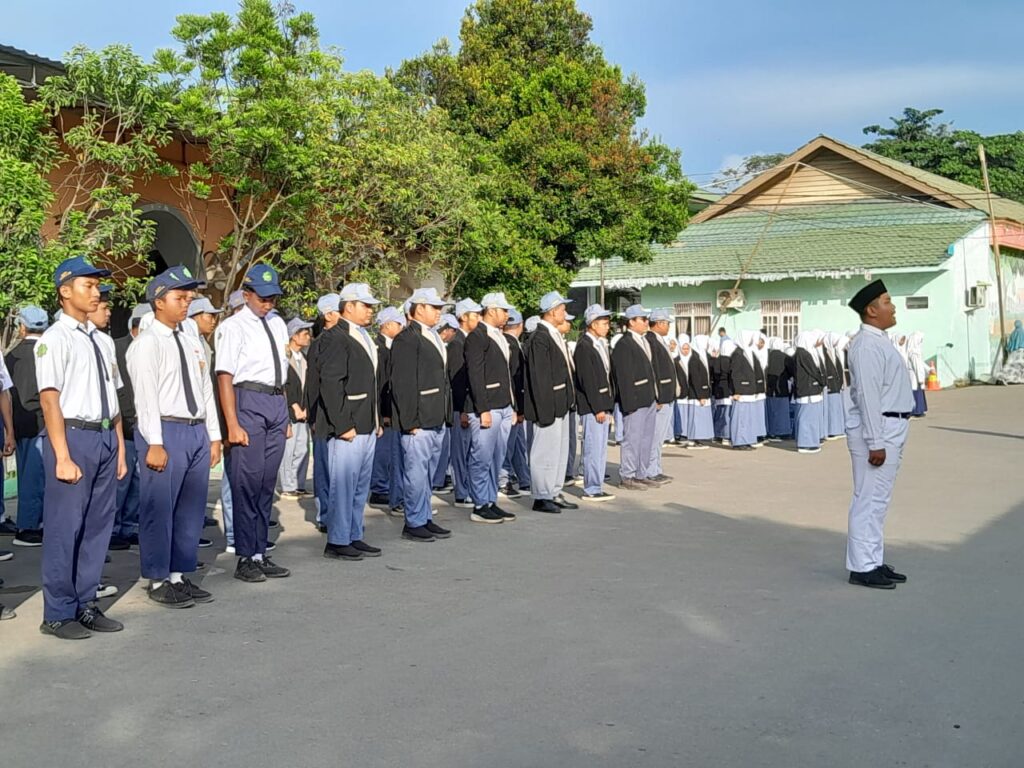 Pendidikan Kutim Berbenah: Upaya Inovatif Pemkab Kutim Dalam Memperkuat Fondasi SDM Ardiansyah Sulaiman Bupati Kutim saat menjadi pembina upacara di SMA Islam Terpadu Darussalam, Sangatta Utara, Senin (9/9/2024) pagi.