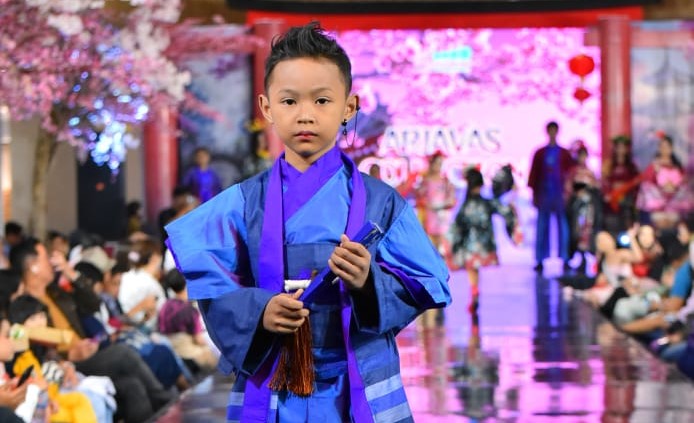 Chio, Bintang Muda di Panggung Fashion Internasional Chio saat diatas Runawe di International Kids n Teen Fashion Festive 2024.