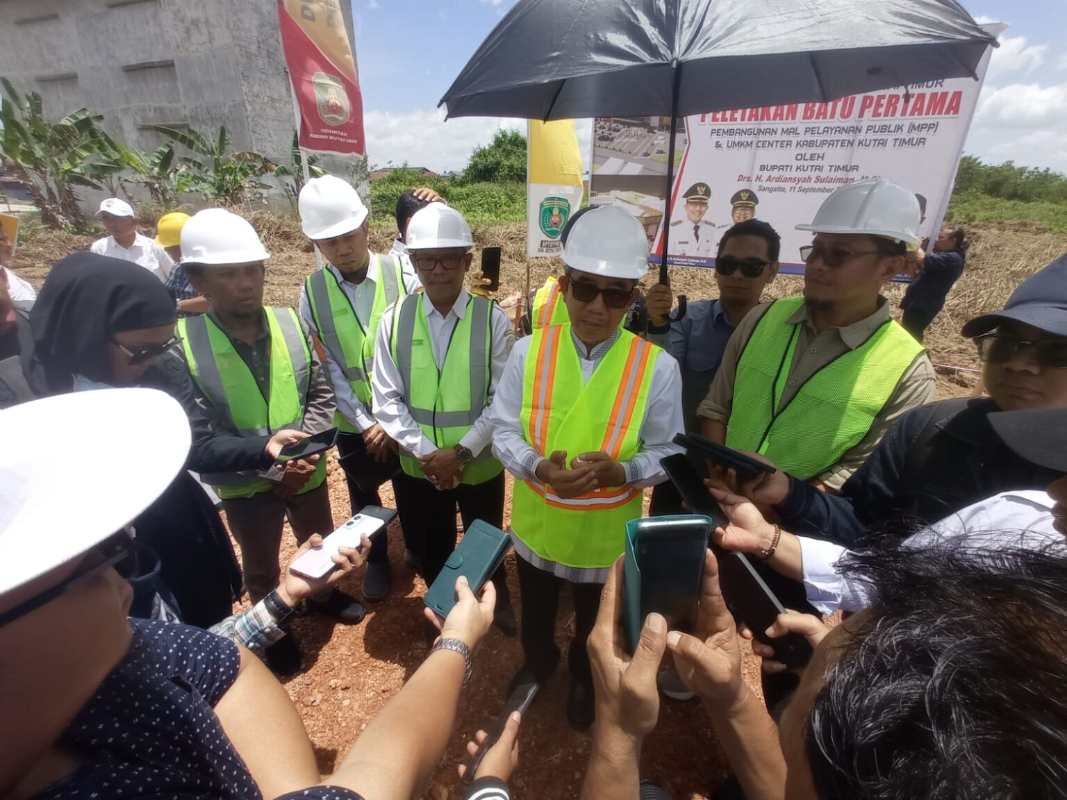 Kutim Bangun MPP dan UMKM Center Baru Bupati Ardiansyah Sulaiman meletakkan batu pertama menandai pembangunan awal MPP dan UMKM Center Kutim. Foto: Irfan/Pro Kutim