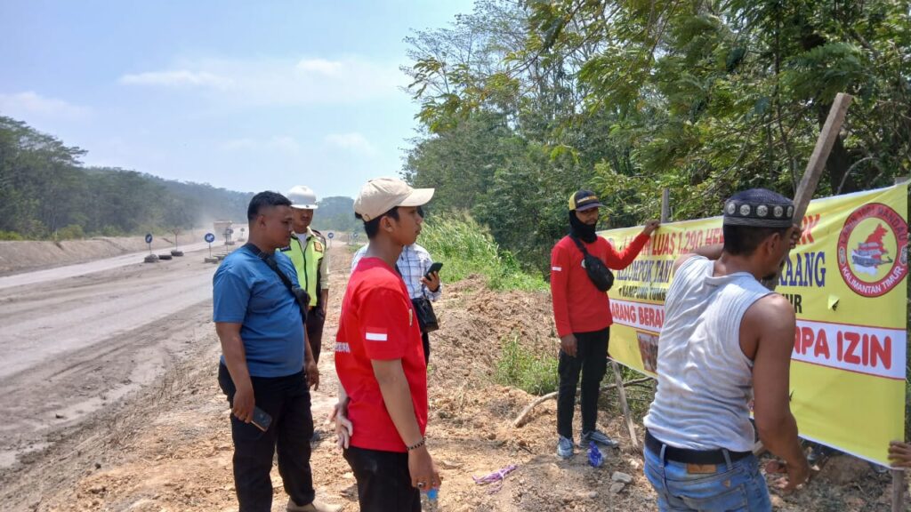 Lubis: PT Berau Coal Gunakan Lahan Kami Tanpa Izin, Kami Tak Akan Diam Kelompok Tani UBM dan Pasukan Merah tuntut ganti untung dari PT Berau Coal. (Foto: Istimewa)