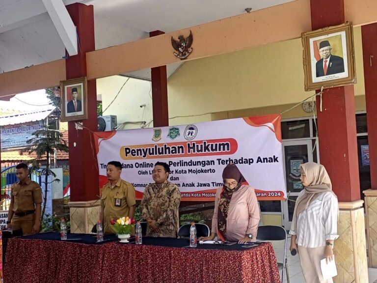 Komnas Perlindungan Anak Jatim dan LBH Ansor Kota Mojokerto menggelar penyuluhan hukum di Kelurahan Prajurit Kulon, Kecamatan Prajurit Kulon, Kota Mojokerto, Senin (30/9/2024).