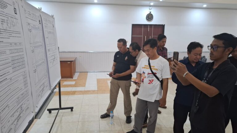 KPU Sidoarjo Gelar Uji Coba SIREKAP: Langkah Awal Menuju Transparansi dan Akurasi Pemilu 2024 KPU Kabupaten Sidoarjo bersama petugas PPK melakukan uji coba SIREKAP Pilkada 2024, Minggu (13/10/24) siang hingga sore (FT/Indah)