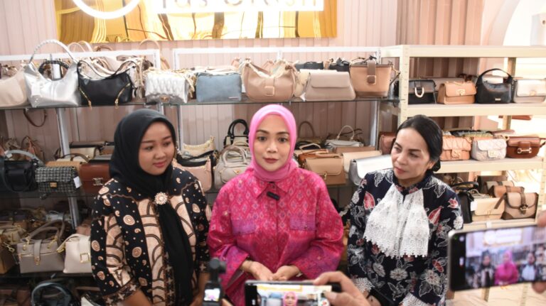 Dukung Kreativitas Istri Prajurit, Ny. Vira Rudy Saladin Kunjungi Pengrajin Tas UMKM di Mojokerto