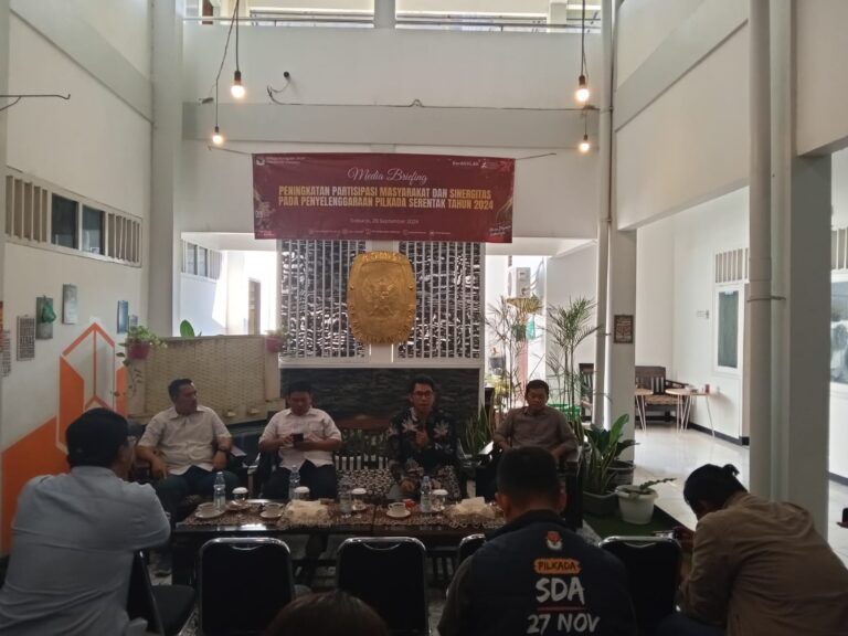 Ketua KPU dan tiga komisoner nya dalam cangkrukan bersama puluhan wartawan, Minggu sore (29/9/2024)