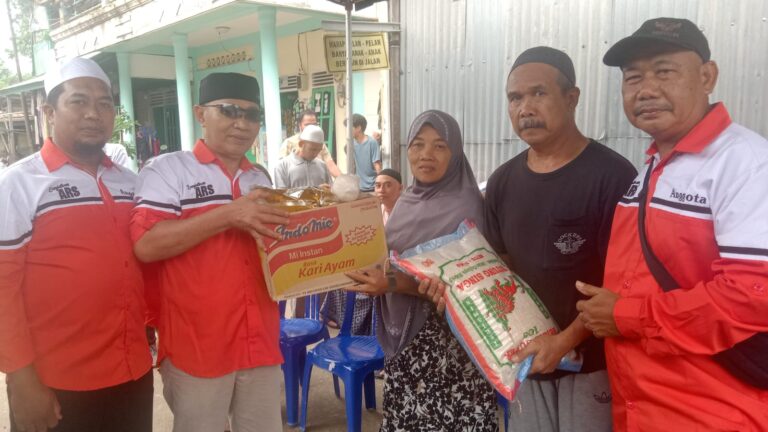 Kebakaran Teluk Lingga: Solidaritas Tim GEMAR Bangkitkan Harapan di Tengah Duka TIM GEMAR menyerahkan Bantuan Calon Bupati dan wakil Bupati untuk Musibah Kebakaran