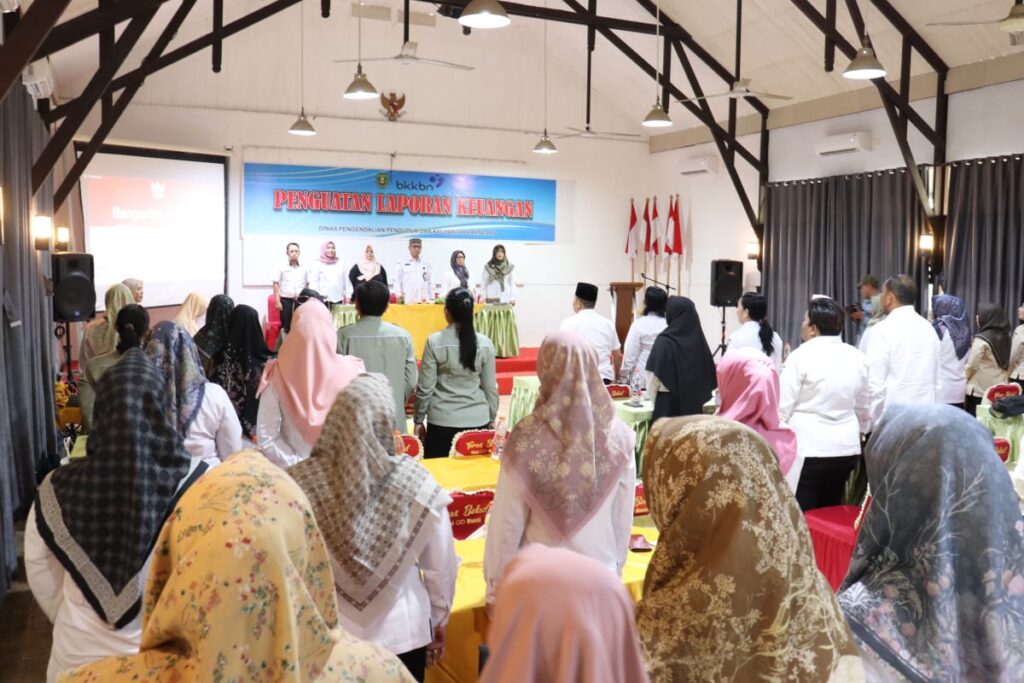 Penguatan Tata Kelola Keuangan di Kutai Timur: Bimtek DPPKB Menjadi Wadah Diskusi Solutif Puluhan staf Dinas Pengendalian Penduduk dan Keluarga Berencana (DPPKB) Kutai Timur dan penyuluh keluarga berencana (KB) mengikuti Bimbingan Teknis (Bimtek) Penguatan Laporan Keuangan yang diadakan di Teras Belad Cafe and Resto, Rabu (9/10/2024).