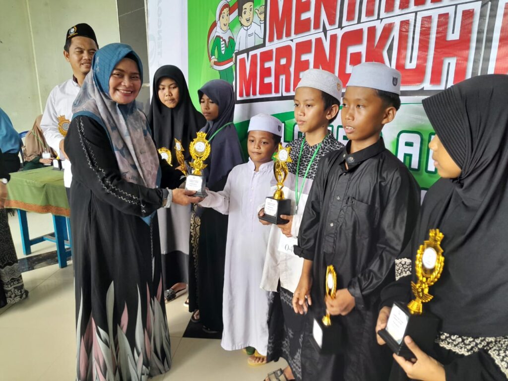 Hamdiah Apresiasi Ajang Kreativitas dan Prestasi Santri di Kukar Anggota DPRD Kutai Kartanegara, Hamdiah Z, S.Pd Hadiri Lomba Santri Diniyah dan Pesantren