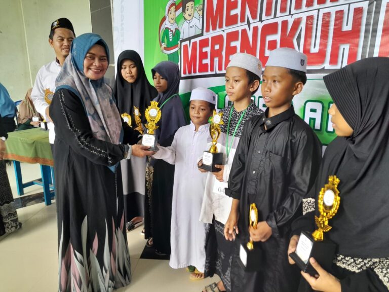 Hamdiah Apresiasi Ajang Kreativitas dan Prestasi Santri di Kukar Anggota DPRD Kutai Kartanegara, Hamdiah Z, S.Pd Hadiri Lomba Santri Diniyah dan Pesantren