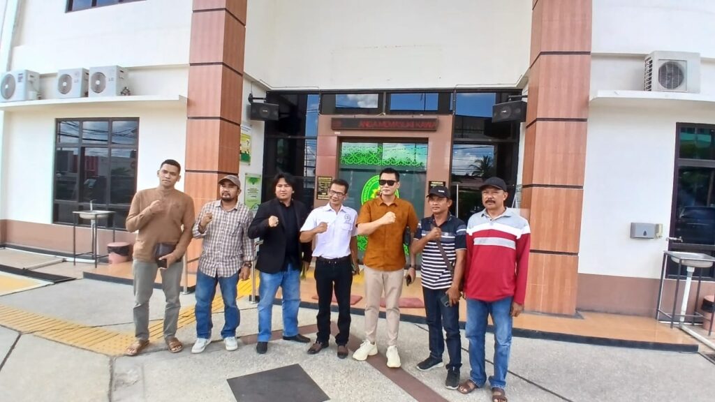 PN Tanjung Redeb Siapkan Sidang Gugatan: Kelompok Tani UMB Tantang PT Berau Coal Kelompok tani Usaha Bersama (UMB) bersama kuasa hukum Badrul Ain Sanusi Al-Afif, S.H., M.H di Pengadilan Negeri ( PN ) Tanjung Redeb, kabupaten Berau