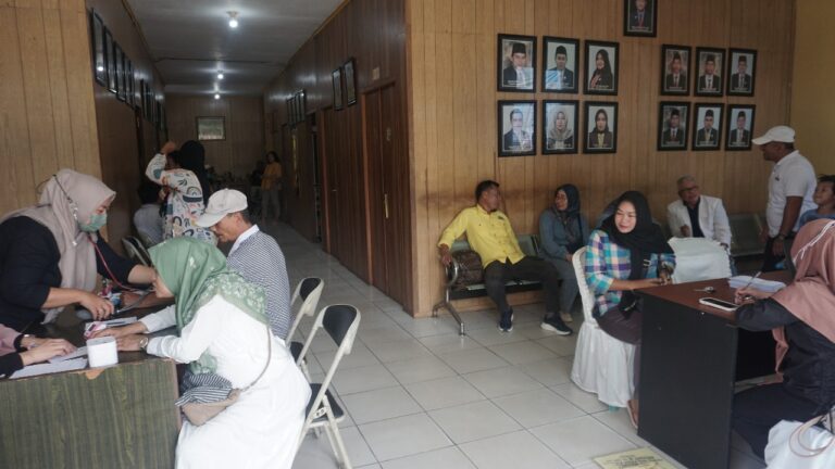 Warga Kukar Antusias Ikuti Pengobatan Gratis Partai Golkar dan Gerindra Warga Kukar Antusias Ikuti Pengobatan Gratis Partai Golkar dan Gerindra