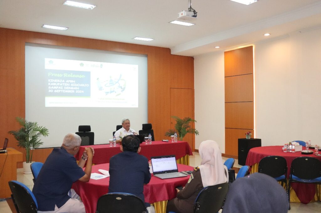 Guna Melanjutkan Pembangunan,Kinerja APBN Siap Bekerja Keras Di Triwulan Akhir 2024 Kepala KPPN Sidoarjo Didi Prihadi dalam paparan realisasi kinerja APBN di kantornya Rabu,(30/10/2024)(Foto: Dian_ Javasia).