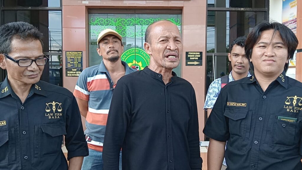 Gugat PT Berau Coal, Kelompok Tani Tagih Keadilan 20 Tahun Poktan UBM Kecewa PT. Berau Coal tak menghadiri sidang di Pengadilan Negeri Tanjung Redeb, Rabu (30/10/2024).