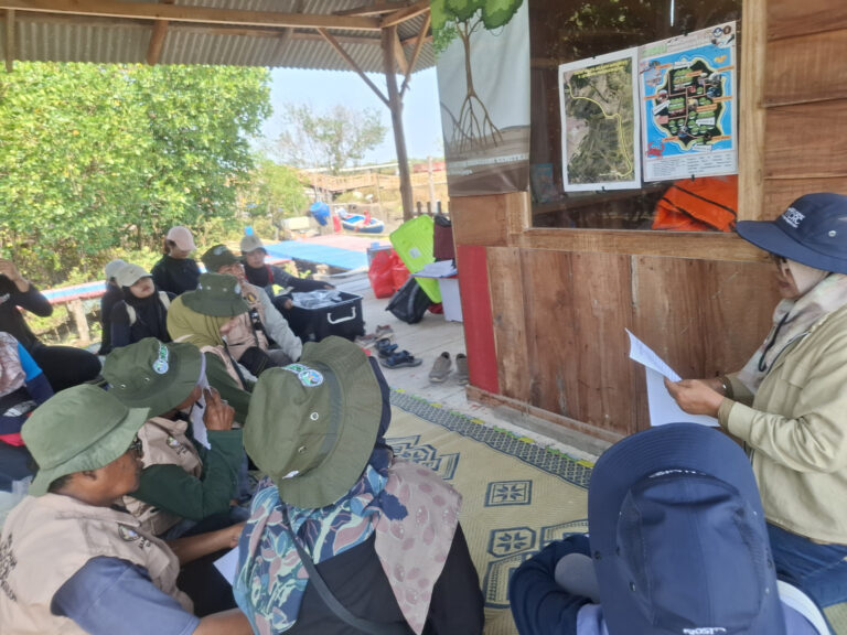 Pelatihan pemandu wisata mangrove dan di Gresik
