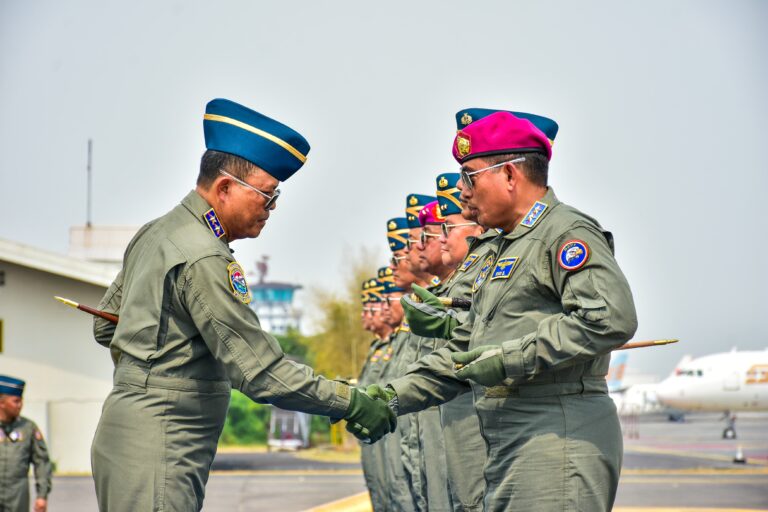 Profesionalisme,11 Pati TNl AL Terima Brevet Kehormatan Penerbangan TNl Angkatan Laut 11 Perwira Tinggi TNl AL terima Brevet Kehormatan Penerbangan di Baseops Lanudal Juanda,Kamis (31/10/2024)(Foto: Dian_ Javasia.id)