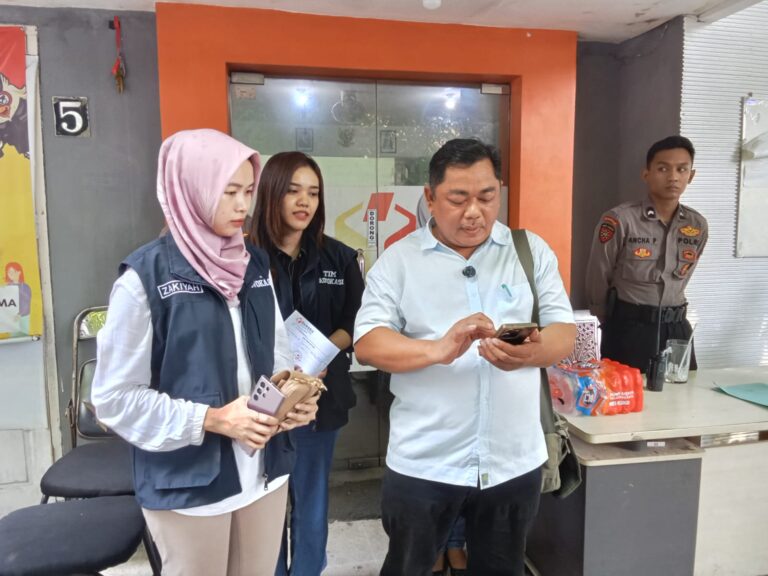 Tim Advokasi Subandi - Mimik usai laporkan kecurangan kampanye Paslon 02 di kantor Bawaslu, Selasa (5/11/2024)(Foto: Dian_ Javasia.id).