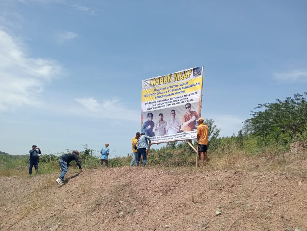 Petani Berau Melawan Penindasan, Pasang Baliho Peringatan Penutupan Jalur Tambang PT Berau Coal Poktan UBM Desa Tumbit Melayu, Teluk Bayur, melakukan Pemasangan Baliho di Area Pinggir Jalur Hauling PT. Berau Coal terkait Pemberitahuan Penutupan Lahan