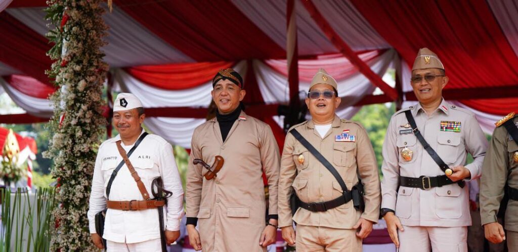 Pangdam V/Brawijaya Ikuti Upacara Hari Pahlawan di Tugu Pahlawan Surabaya Pangdam V/Brawijaya Mayjen TNI Rudy Saladin, M.A, mengikuti berlangsungnya upacara peringatan Hari Pahlawan yang digelar di monumen Tugu Pahlawan, Kota Surabaya. Minggu (10/11/2024)